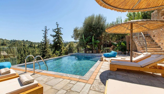 Impressive & Beautifully Restored House - 2 Self-Contained Suites, Private Pool & Stunning Views! in Macheri