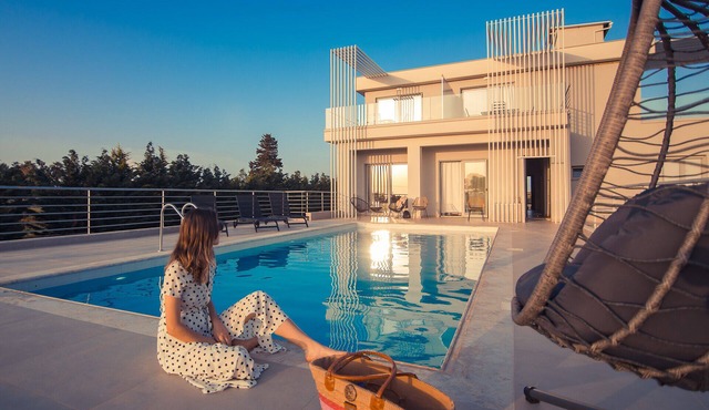 IO Luxury Pool & Hot Tub Suites in Preveza