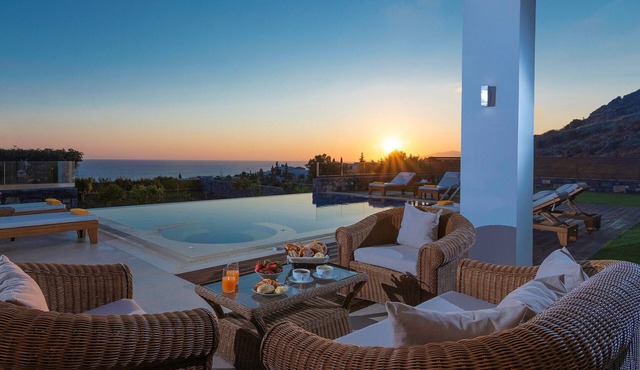 IRIDA VILLA in Hersonissos.Private Heated Pool, Incredible View, Next to the sea in Hersonissos
