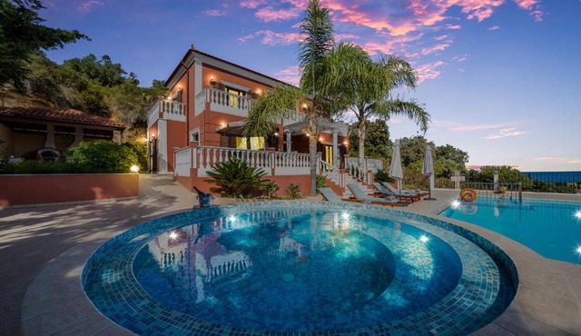 Iro Royal Villa in Tavronitis