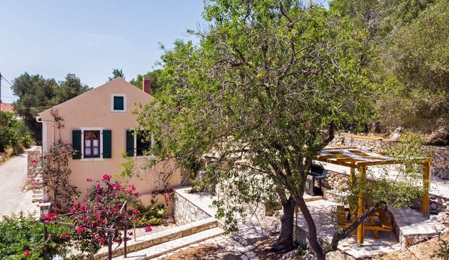 Kefalonia Vintage Home: Traditional Villa in Fiscardo. Pet-Friendly! in Magganos
