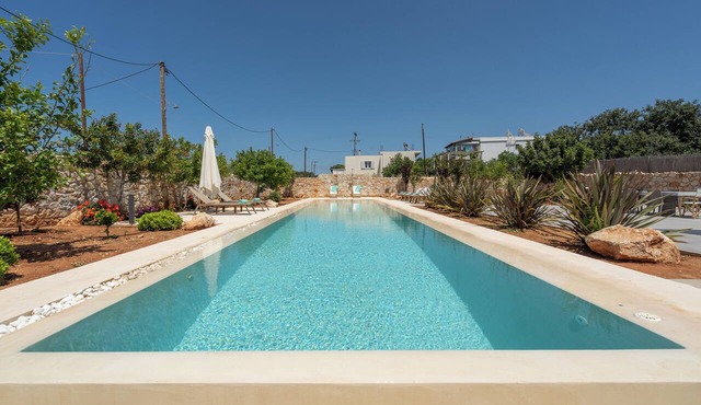 Le Mont Blanc | Large Group Villa Sleeps 13 Guests in Kounoupidiana