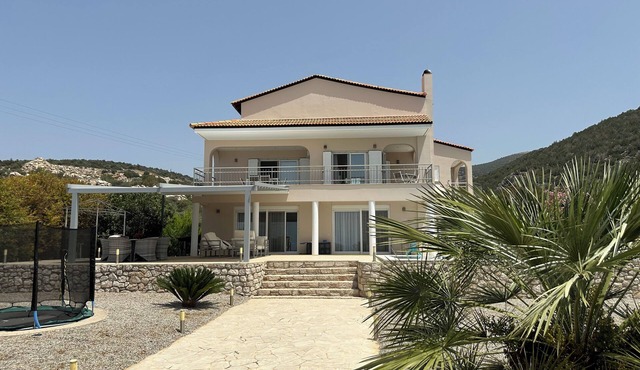 Luxurious Mediterranean Villa with Infinity Swimmingpool and Maximum Privacy in Kantia