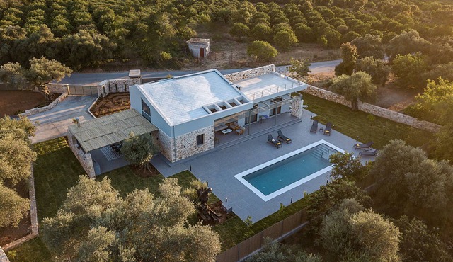 Luxurious villa, 10' from the city, 10' from the beach, 10' from the mountains in Chania
