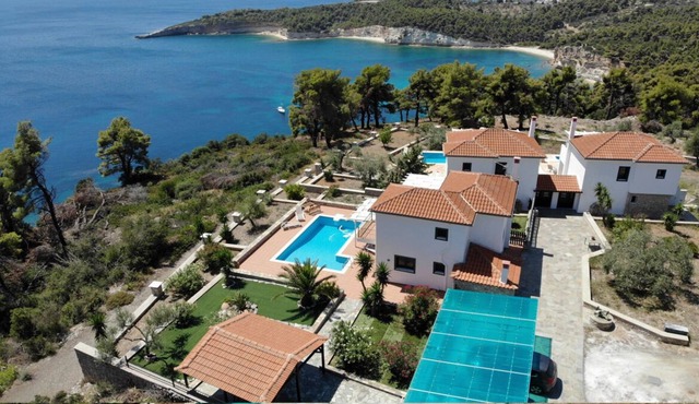 Luxurious Villa Anemologio with a private pool by the sea in Alonnisos