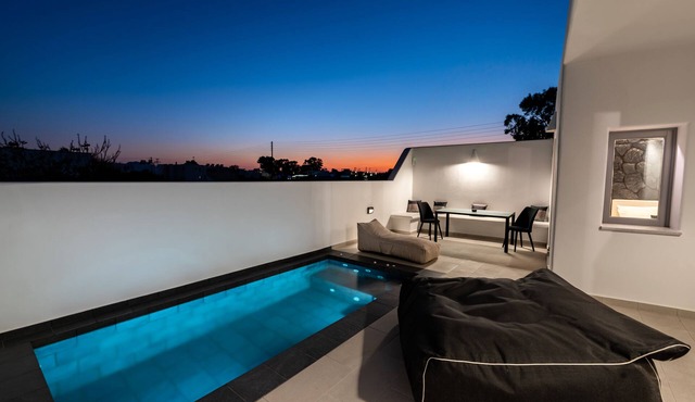 Luxury 2 bedroom villa with private swimming pool and hydromassage in Santorini