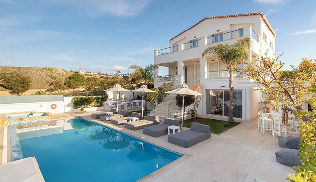 Luxury 6 Bedroom Villa, Family-friendly, 45 m2 Private Heated Pool, Jacuzzi in Vathianos Kampos