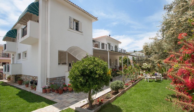 Luxury part of Villa for 6 residents in Skiathos