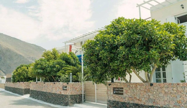 Luxury Three Bedroom apartment with hot tub "L&E" in Santorini