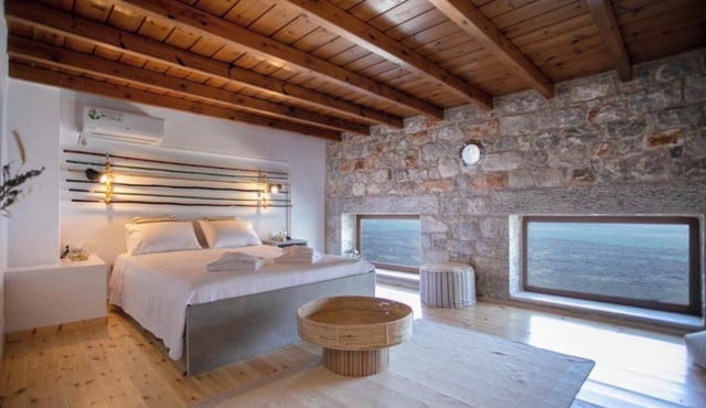 Luxury villa in front of the sea for 8 people in Neo Itilo