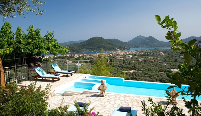 Luxury villa overlooking the sea with private pool-Villa Lily in Lefkada