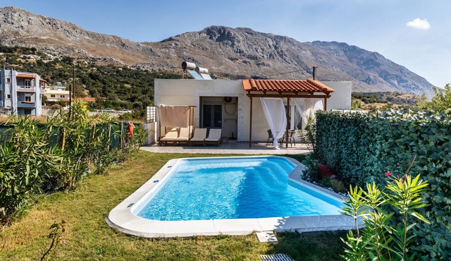 Marilis House | Piscine privée | Wifi | Parking in Κισσού Κάμπος