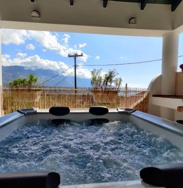 Marily's seaview suite with private JACUZZI and BBQ in Spartià