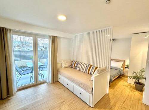 Minimalist Seaside Apartment with Private Patio and Parking - Blue Zone Homes in Olympic Beach