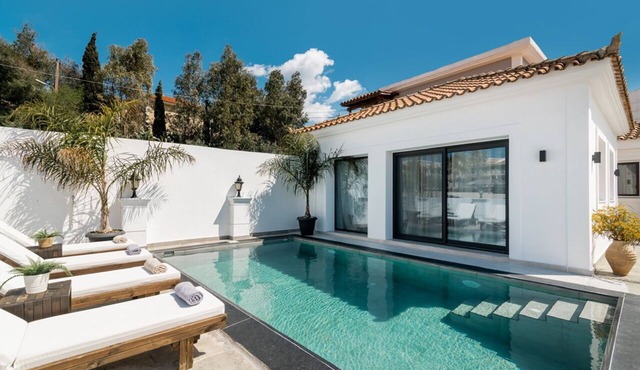 Modern Private Villa, 5 minutes from the beach! in Kalamaki