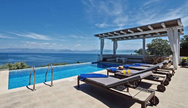 Modern Seafront Villa, A/C, Private Pool, Amazing Sea Views & Beautiful Sunrises - 60m from the Sea! in Boukari