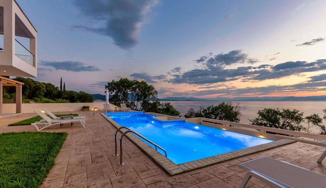 Modern Seafront Villa, A/C, Private Pool, Amazing Sea Views & Beautiful Sunrises - 30m from the Sea! in Boukari