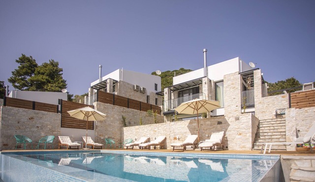 Moondancer at Damari Villas–Luxury 3 Bedroom Villa with Infinity Pool, Skiathos in Skiathos