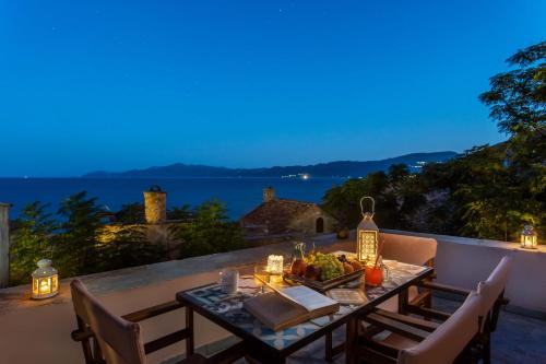 Myrsini's Castle House - Comfortable Residence with Large Balcony & Sea View in Monemvasia