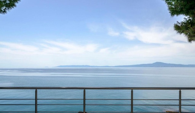 Naftilos Blue View retreat in Avia