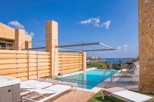 Olea Villas - Infinity Pool, Hot Tub, Sea Views in Marathi