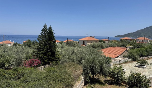 Poulithra, Peloponnese: Charming Holiday Home with Terrace & Sea View in Leonidio