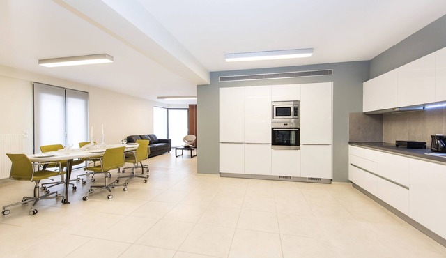 Prime 3BR/2BA Apt Heart of Heraklion-Fiber WIFI–Steps to Lions Sq Walk to Port 1 in Iraklio Crete