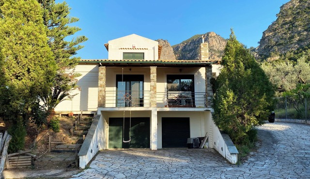 Private Villa with Amazing View,nClose to both Mountain and Sea! in DIAKOPTO