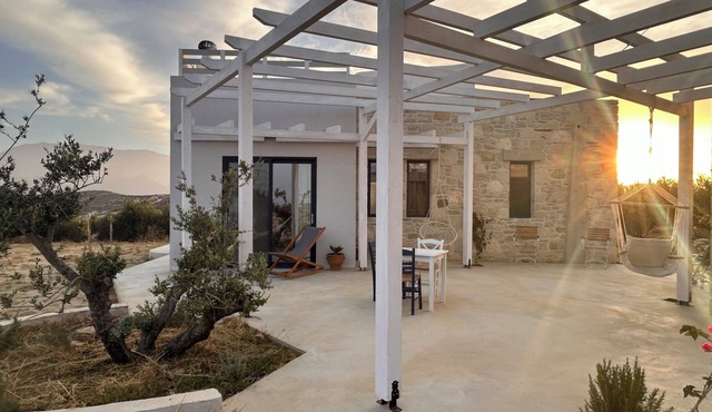 Quiet house in southern Crete, picturesque sea and mountain views, beach within walking distance in Pitsidia
