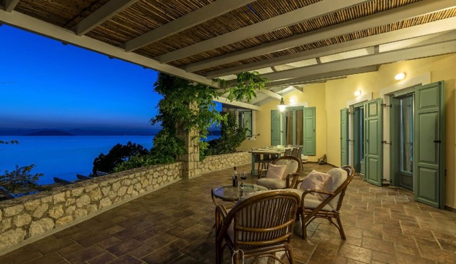 R 972 Dennis Beachfront Villa with Fireplace, Non-smoking rooms available & Veranda in Doroufi Kranidiou