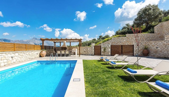 Renta Villa Georgios, with Pool, BBQ & Playground, Close to the beach in Perama