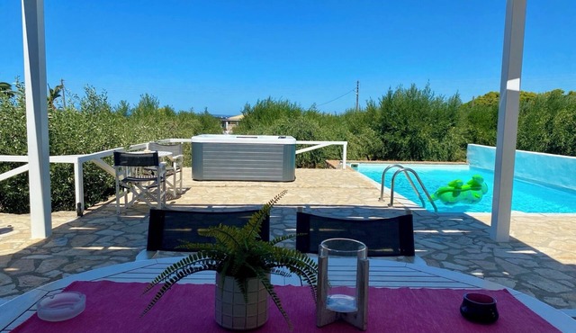 Romantic Villa with Private Pool & Whirlpool in Πύργος