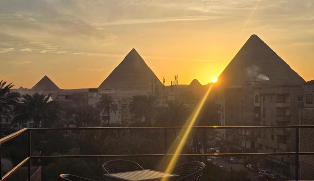 Royal Night Pyramids View Inn