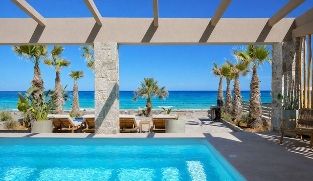 Sabbia Mare BeachFront Villa, steps from Dine&Shop in Heraklion