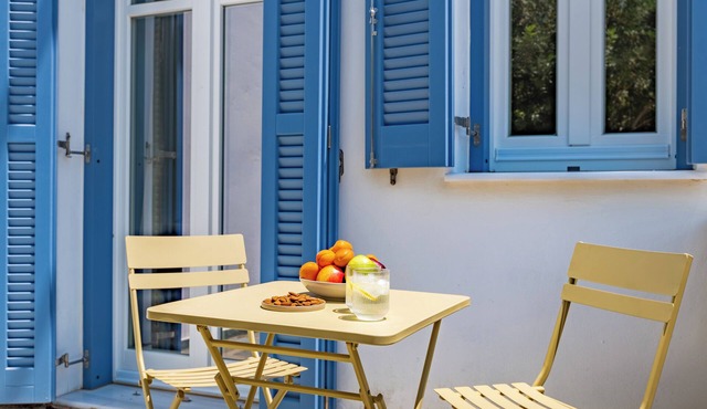 Sanders Paros Gardens - Prime 1-Bdr Apt w Patio in Galatas
