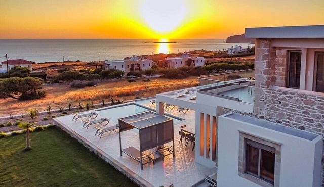 Seafront Villa Thoe, Pool, View & FREE Breakfast in Phalasarna