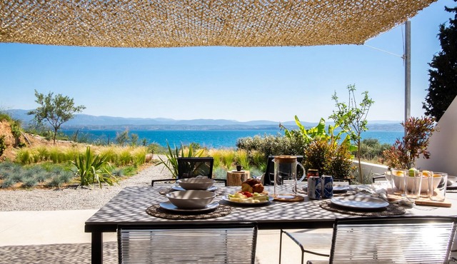 Seafront villa with private beach 1hr from Athens - MBH2 in Vasiliko