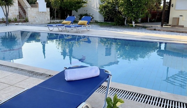 SeawoodBreeze, 3BR with Pool, Garden & BBQ near beach in Chania