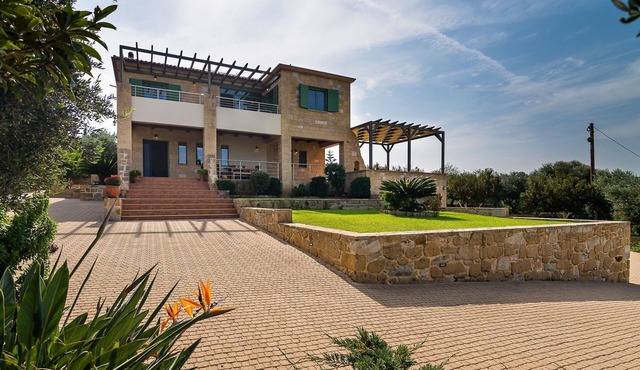 SELENE, stone villa in Gerani Platanias Crete. in Platanias