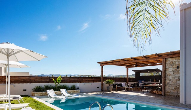 Solis Villa, with Heated Pool & 5 minutes to Beach in Georgioupoli