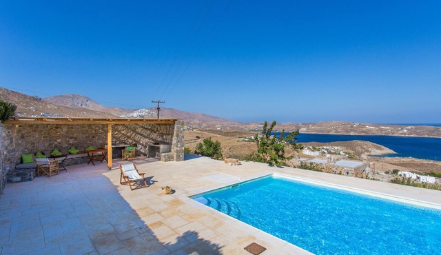 Spacious 6 bdrm Stone Villa with Pool in Ramos