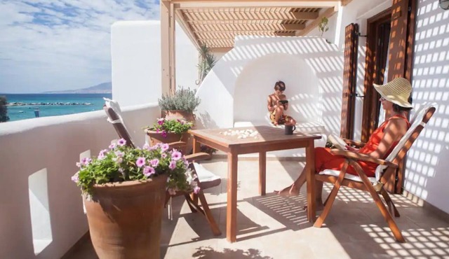 Spacious Beach Flat, Large Balcony, 1 Min to Sea - Argo Apartment in Agia Anna