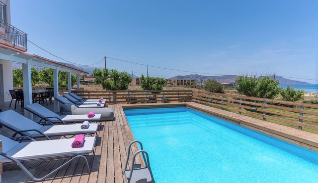 Spacious beachfront villa - Boutique Suites Alkioni - 7 bedrooms - 14+ persons in Dramia