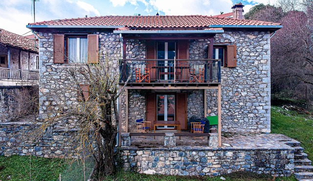 Stone house in the heart of Vytina-Mainalo in Βυτίνα