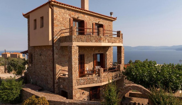 Stone Sunset Villa in Sfendoúrion