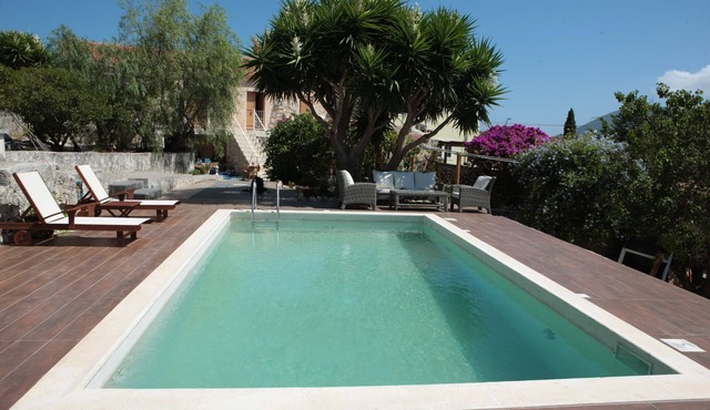 Stone villa with fantastic pool area in Tselendata