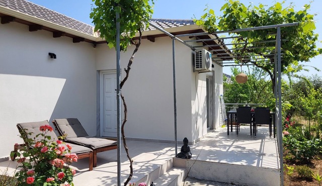 Strandnahes Ferienhaus mit privatem Garten by Interhome in Limenas