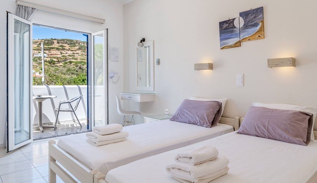 Studio Apartment 'Nissea Studios' with Mountain View, Wi-Fi and Air Conditioning in Andros