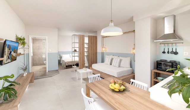 Studio appartment with patio by the coast in Stalida