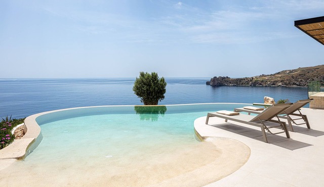 Stunning sea views, access to a private cove, hot tub! in Rethymno